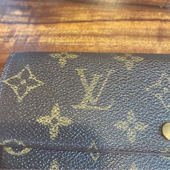 Louis Vuitton, Sarah Monogram Wallet with COA and unbranded dust bag.